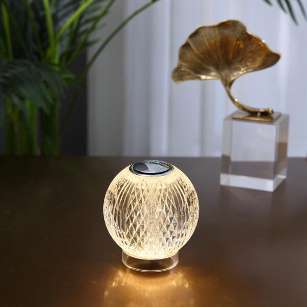 Diamante - Lampada da tavolo accesa